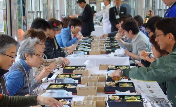 「日本酒電車」の車内の様子。今年は2月27日に行われる。