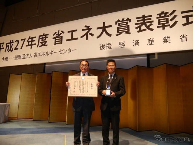 授賞式。ブリヂストン 執行役員 中央研究所担当 森田 浩一氏（左）、ブリヂストン 中央研究所 研究第2部 フェロー 松本 浩幸氏