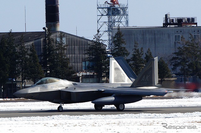 横田基地にラプターが飛来したことはこれまでにもあったが、4機が最大だった。今回は14機も飛来している。