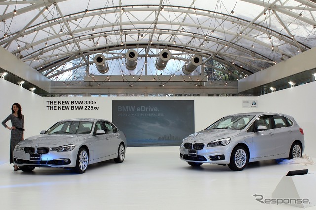 BMW 330e(左)と225xeアクティブツアラー(右)