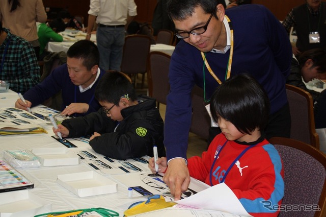 聾学校トヨタ見学会（昨年の様子）