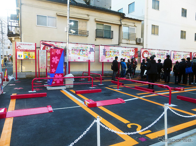 「ハローキティ」とコラボしたピンク色の「三井のリパーク」雷門1丁目駐車場(台東区雷門1-9-5)