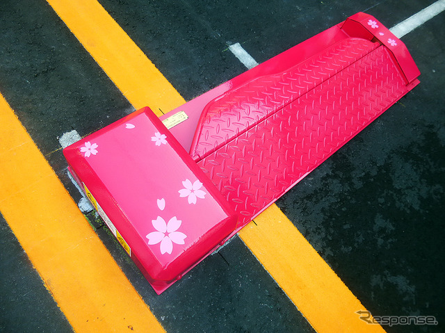 「ハローキティ」とコラボしたピンク色の「三井のリパーク」雷門1丁目駐車場(台東区雷門1-9-5)