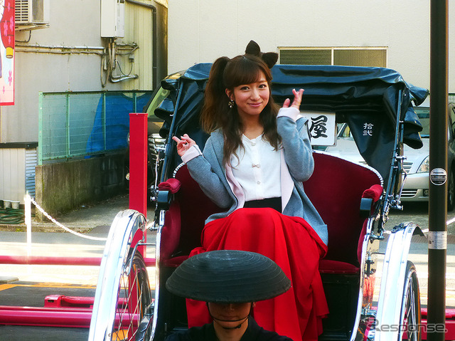 「キティちゃん大好き」という辻希美がピンク色の“キティちゃん駐車場(三井のリパーク 雷門1丁目駐車場)に一番乗り