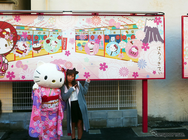 「キティちゃん大好き」という辻希美がピンク色の“キティちゃん駐車場（三井のリパーク 雷門1丁目駐車場）に一番乗り