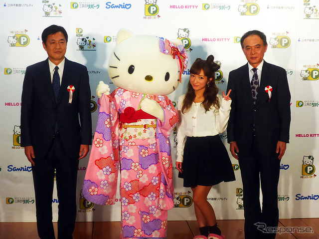 「ハローキティ」とコラボしたピンク色の「三井のリパーク」駐車場のオープニング式典に出席したサンリオ執行役員・谷村和明氏、辻希美、同社執行役員・片岡純市氏