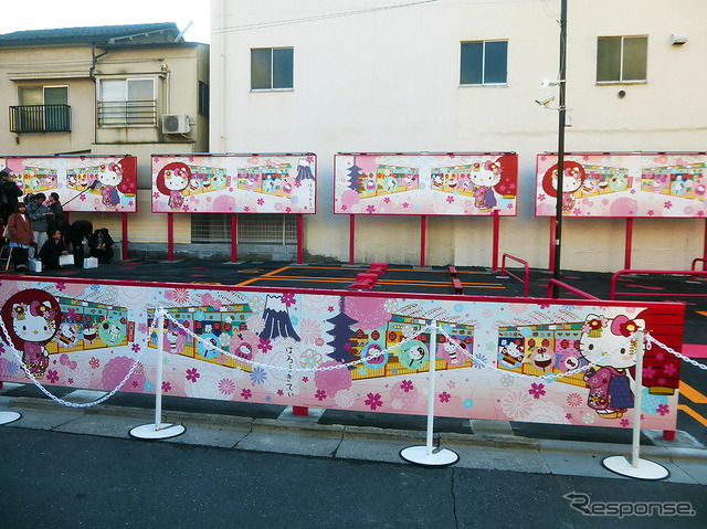 「ハローキティ」とコラボしたピンク色の「三井のリパーク」雷門1丁目駐車場(台東区雷門1-9-5)