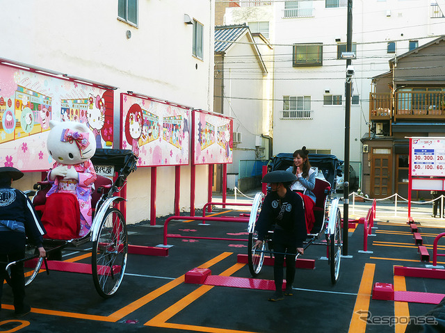 「キティちゃん大好き」という辻希美がピンク色の“キティちゃん駐車場(三井のリパーク 雷門1丁目駐車場)に人力車で“一番乗り”