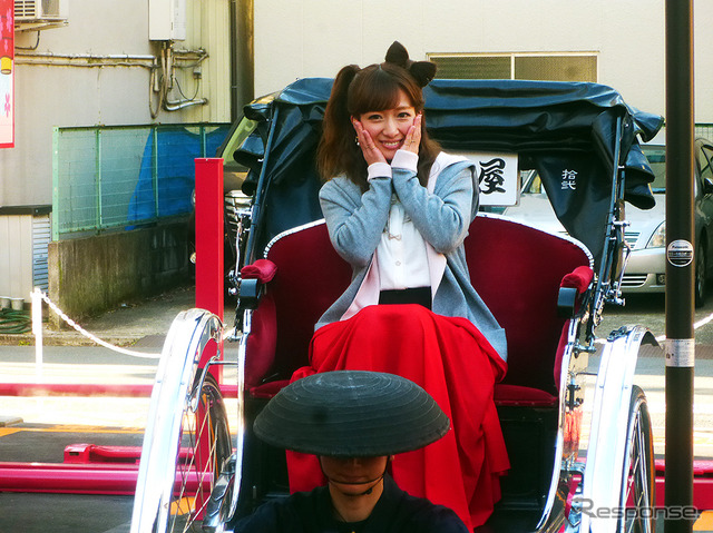 「キティちゃん大好き」という辻希美がピンク色の“キティちゃん駐車場(三井のリパーク 雷門1丁目駐車場)に人力車で“一番乗り”