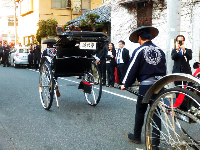 「キティちゃん大好き」という辻希美がピンク色の“キティちゃん駐車場（三井のリパーク 雷門1丁目駐車場）に人力車で“一番乗り”