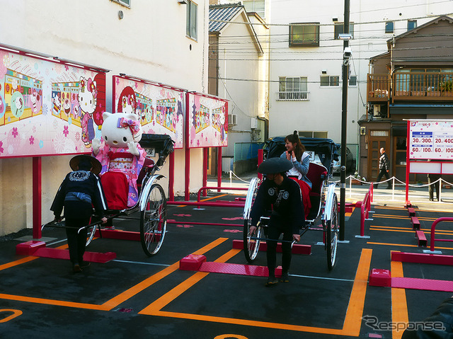 「キティちゃん大好き」という辻希美がピンク色の“キティちゃん駐車場(三井のリパーク 雷門1丁目駐車場)に人力車で“一番乗り”