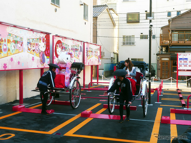 「キティちゃん大好き」という辻希美がピンク色の“キティちゃん駐車場(三井のリパーク 雷門1丁目駐車場)に人力車で“一番乗り”
