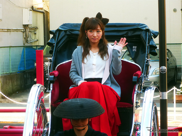 「キティちゃん大好き」という辻希美がピンク色の“キティちゃん駐車場(三井のリパーク 雷門1丁目駐車場)に人力車で“一番乗り”