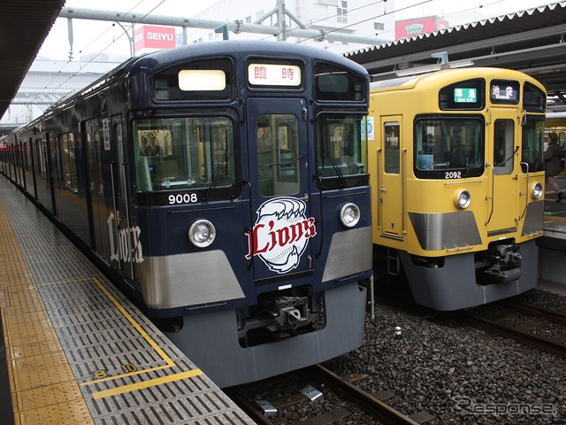 レジェンドブルーで車体を包んだ二代目「L-train」(左)と、通常塗装の2000系(右)。