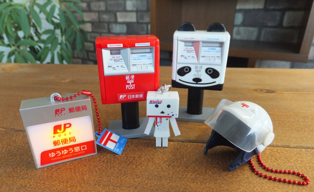 史上初・郵便局にカプセルトイ 「ゆうパックダンボー」も手のひらサイズで登場