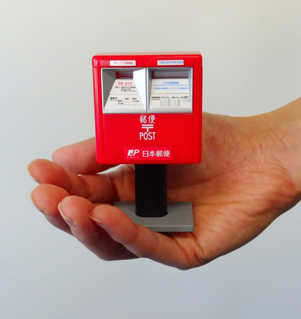 史上初・郵便局にカプセルトイ 「ゆうパックダンボー」も手のひらサイズで登場