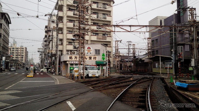 右手が上町線の線路、左が阪堺線