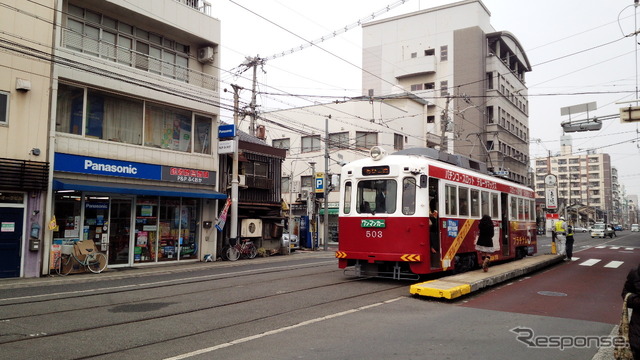 住吉電停付近。阪堺線を行く電車