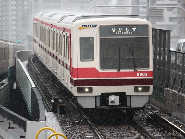 3次車の車体下部は、8000形「ポールスター」(写真)で採用されたマルーン・アイボリー・赤の3色を組み合わせたデザインにする。