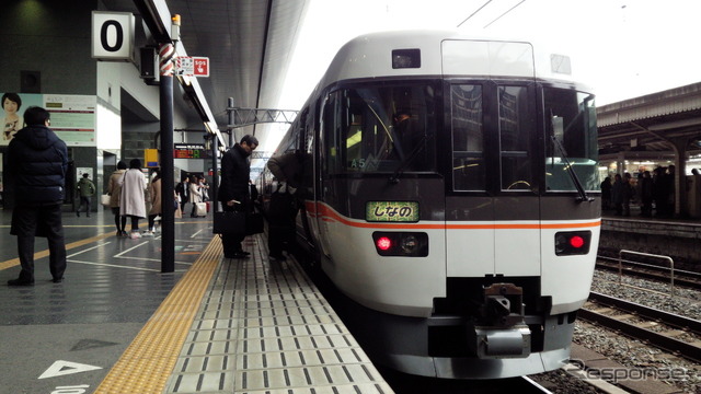 大阪と長野を結ぶ特急「しなの」が京都駅に到着。朝方の長野行きは0番ホームに、夜の大阪行きは7番ホームに滑り込む