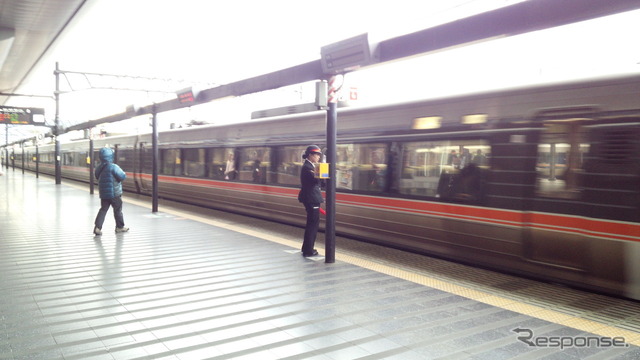 大阪と長野を結ぶ特急「しなの」が京都駅に到着。朝方の長野行きは0番ホームに、夜の大阪行きは7番ホームに滑り込む