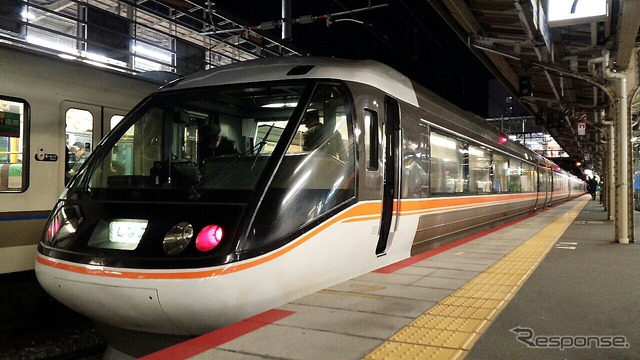 大阪と長野を結ぶ特急「しなの」が京都駅に到着。朝方の長野行きは0番ホームに、夜の大阪行きは7番ホームに滑り込む