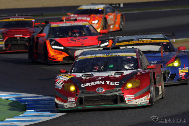 GT300クラスのaprが走らせるプリウスは昨季2勝。今季は生まれかわって2台体制に。