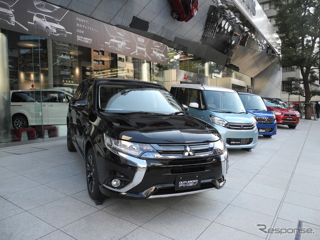 東京・田町の本社ビル前に展示されている三菱車