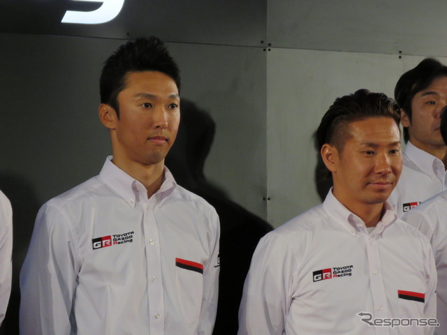 中嶋一貴(左)と小林可夢偉。
