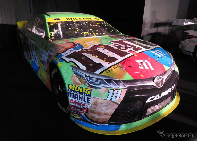 会場に展示されていたNASCARの「トヨタ・カムリ」(#18は昨年の王者カイル・ブッシュ)。