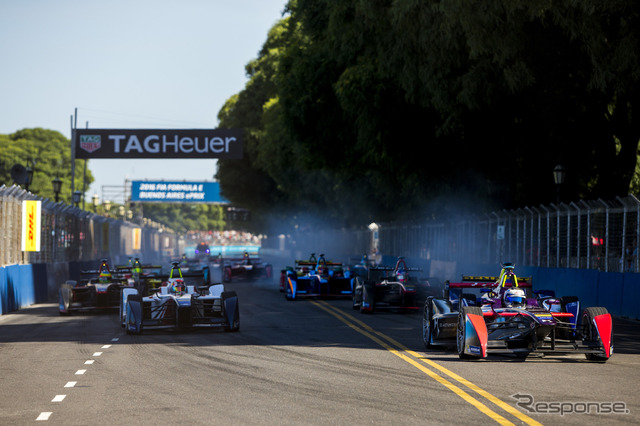 ポールシッターのバード(右)はスタートで首位を守った。