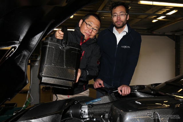 大谷氏が持つのはカストロール「ネクセル」のカートリッジ