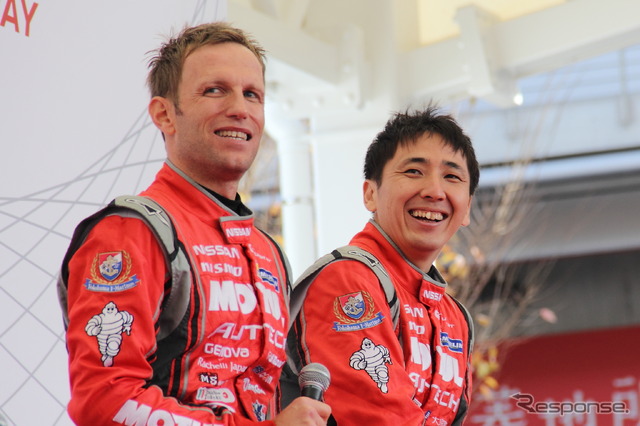 大阪オートメッセの日産ブーストークショーに登場するクインタレッリ（左）と松田（右）