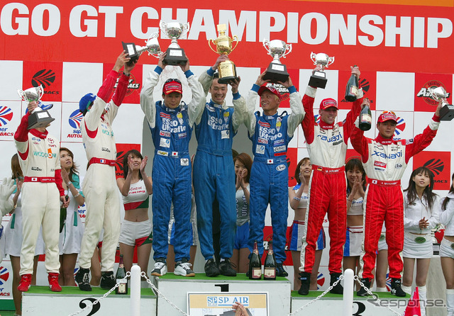 03年JGTC・SUGO戦、GT500クラスの表彰式。脇阪(中央右)が優勝、本山(最右)は3位だった。