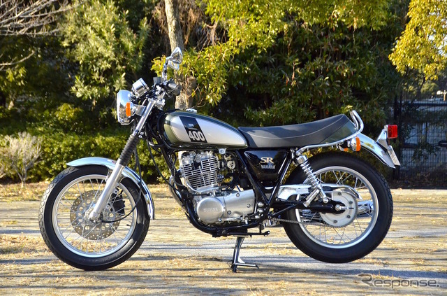 ヤマハ SR400の新色「ダークグレーイッシュリーフグリーンメタリック1」(リーフグリーン)。