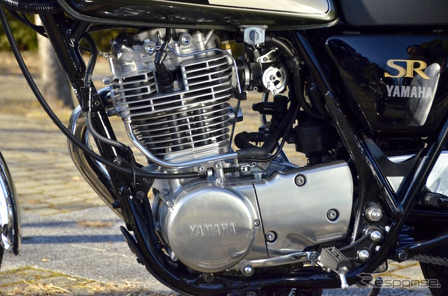 ヤマハ SR400の新色「ダークグレーイッシュリーフグリーンメタリック1」(リーフグリーン)。