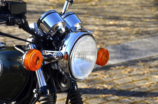 ヤマハ SR400の新色「ダークグレーイッシュリーフグリーンメタリック1」(リーフグリーン)。