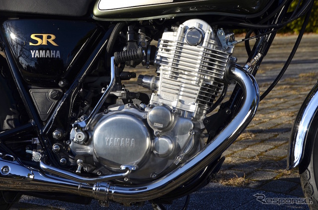ヤマハ SR400の新色「ダークグレーイッシュリーフグリーンメタリック1」(リーフグリーン)。
