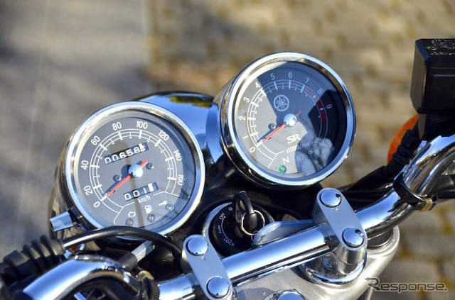 ヤマハ SR400の新色「ダークグレーイッシュリーフグリーンメタリック1」(リーフグリーン)。