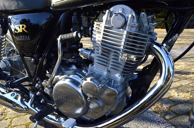 ヤマハ SR400の新色「ダークグレーイッシュリーフグリーンメタリック1」(リーフグリーン)。