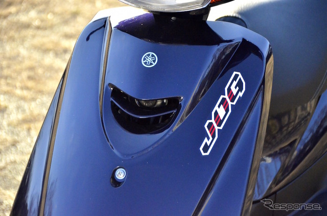 1984年の「ジョグ」を彷彿させるツートンカラーに専用グラフィックをあしらった「ジョグ CE50」(JOG SPECIAL)