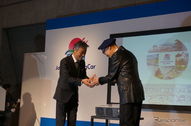 日本RV協会会長 増田浩一氏とアワード受賞者 テリー伊藤氏(キャンピングカーショー16)