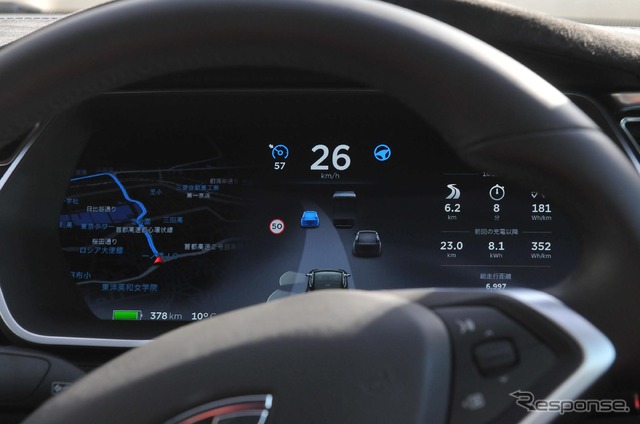 オートパイロット(自動運転)に対応したテスラモデルSによる公道走行