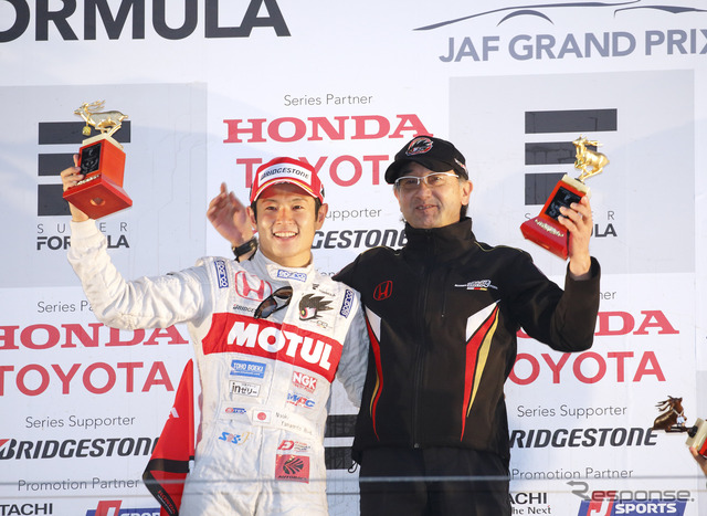 昨年の最終戦鈴鹿で第2レースを制し、ホンダ勢にシーズン1勝をもたらした山本尚貴(右はチーム無限の手塚監督)。