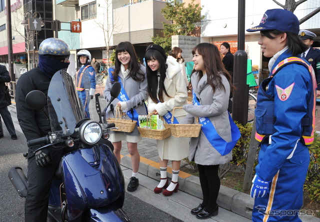 バレンタインデーが近づき「好きです 愛情運転」のチョコを配布し、バイクに安全運転を呼びかけた(12日・新宿区)