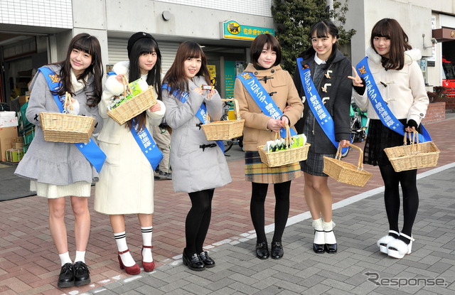 チョコをライダーに手渡し、交通安全を呼びかけた6人組女性アイドルグループ「フェアリーズ」