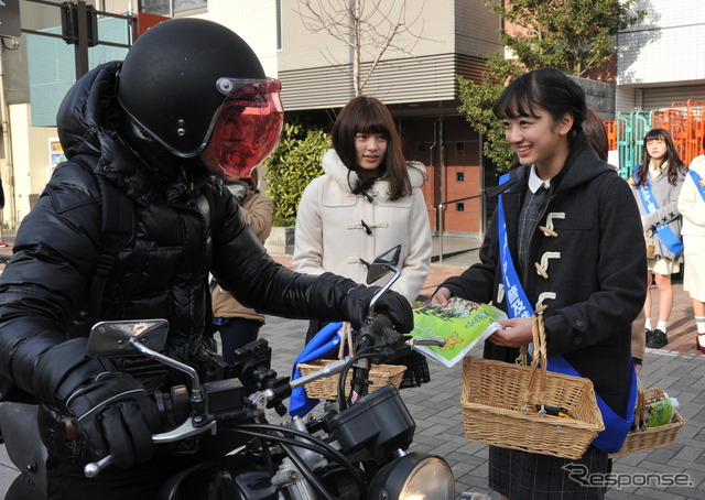 バレンタインデーが近づき「好きです 愛情運転」のチョコを配布し、バイクに安全運転を呼びかけた(12日・新宿区)