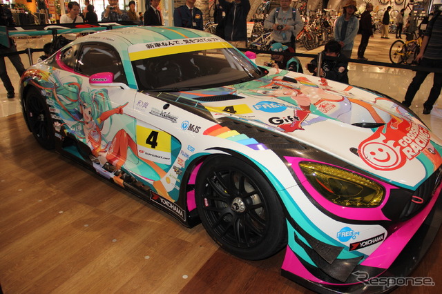 チーム右京体制発表でお披露目された「初音ミク AMG GT3」