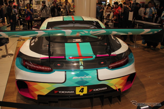 チーム右京体制発表でお披露目された「初音ミク AMG GT3」