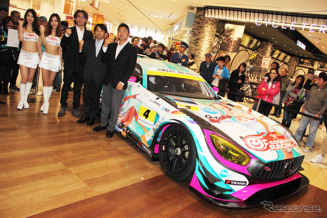 チーム右京体制発表でお披露目された「初音ミク AMG GT3」
